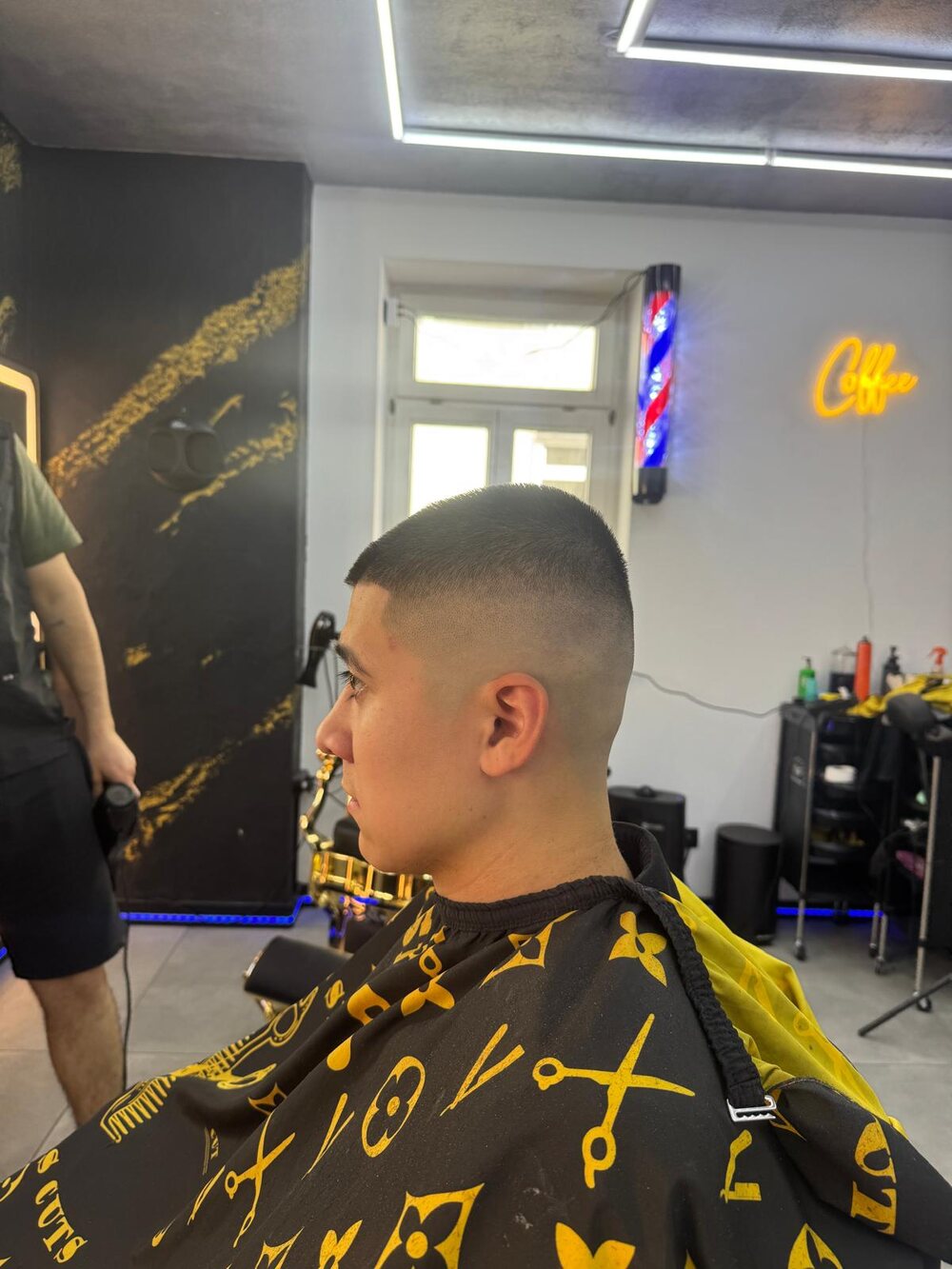 Buzz Cut mit Skin Fade