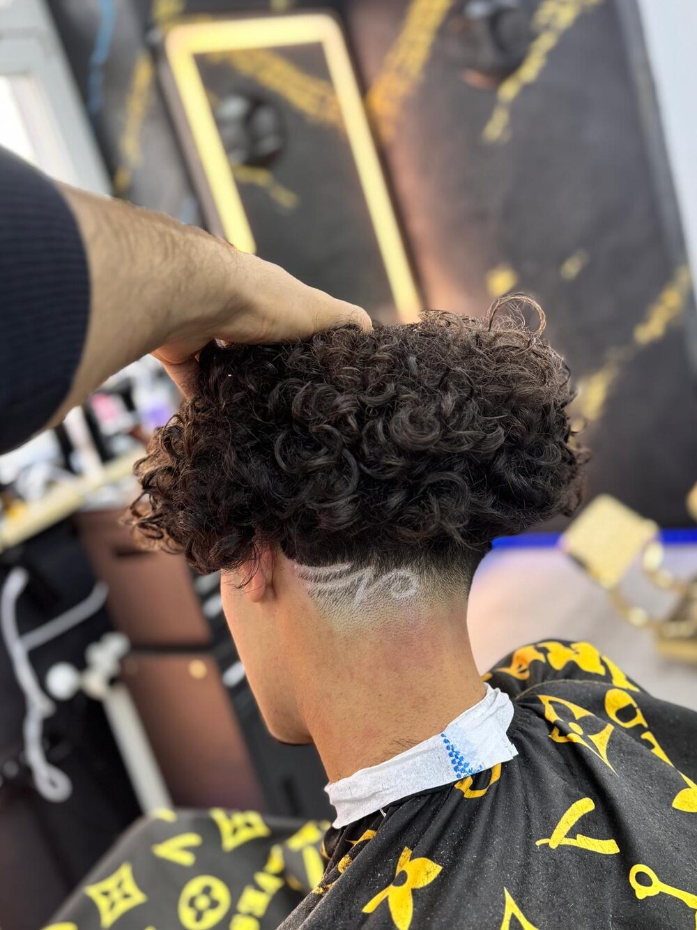 Locken mit eingearbeitetem Hair-Design