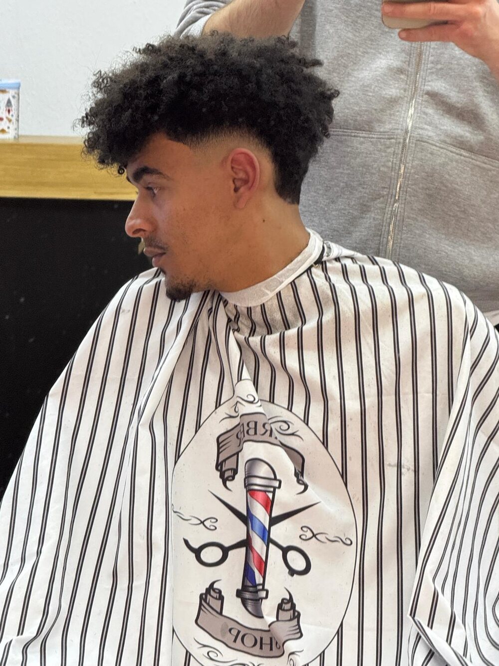 Curly Fade — Locken mit sauberem Übergang