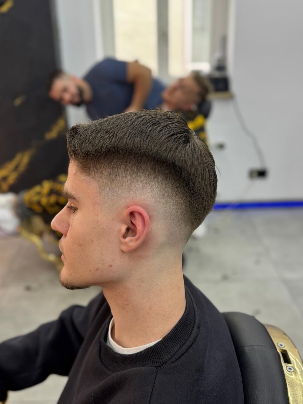 High Fade mit texturiertem Oberkopf