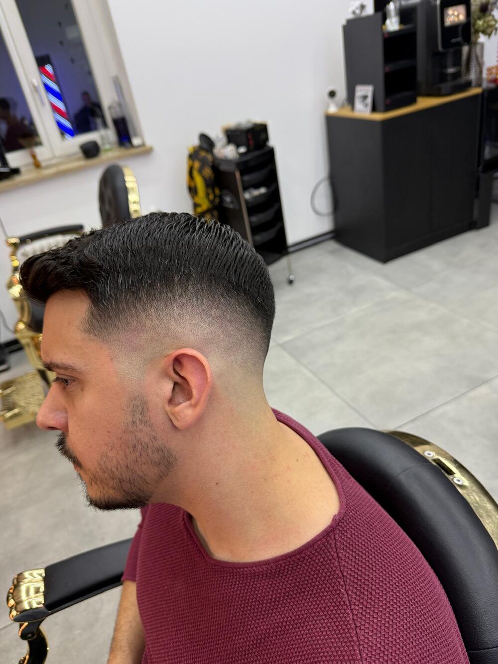 Skin Fade mit Side-Part